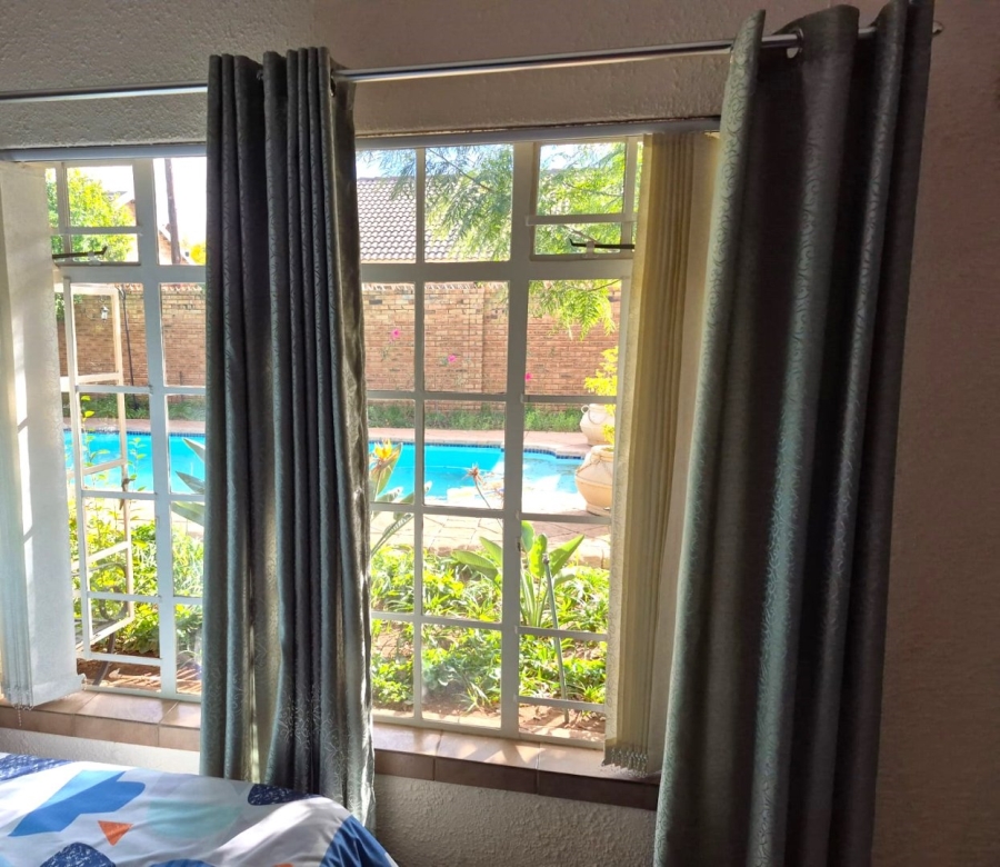 6 Bedroom Property for Sale in Flimieda North West